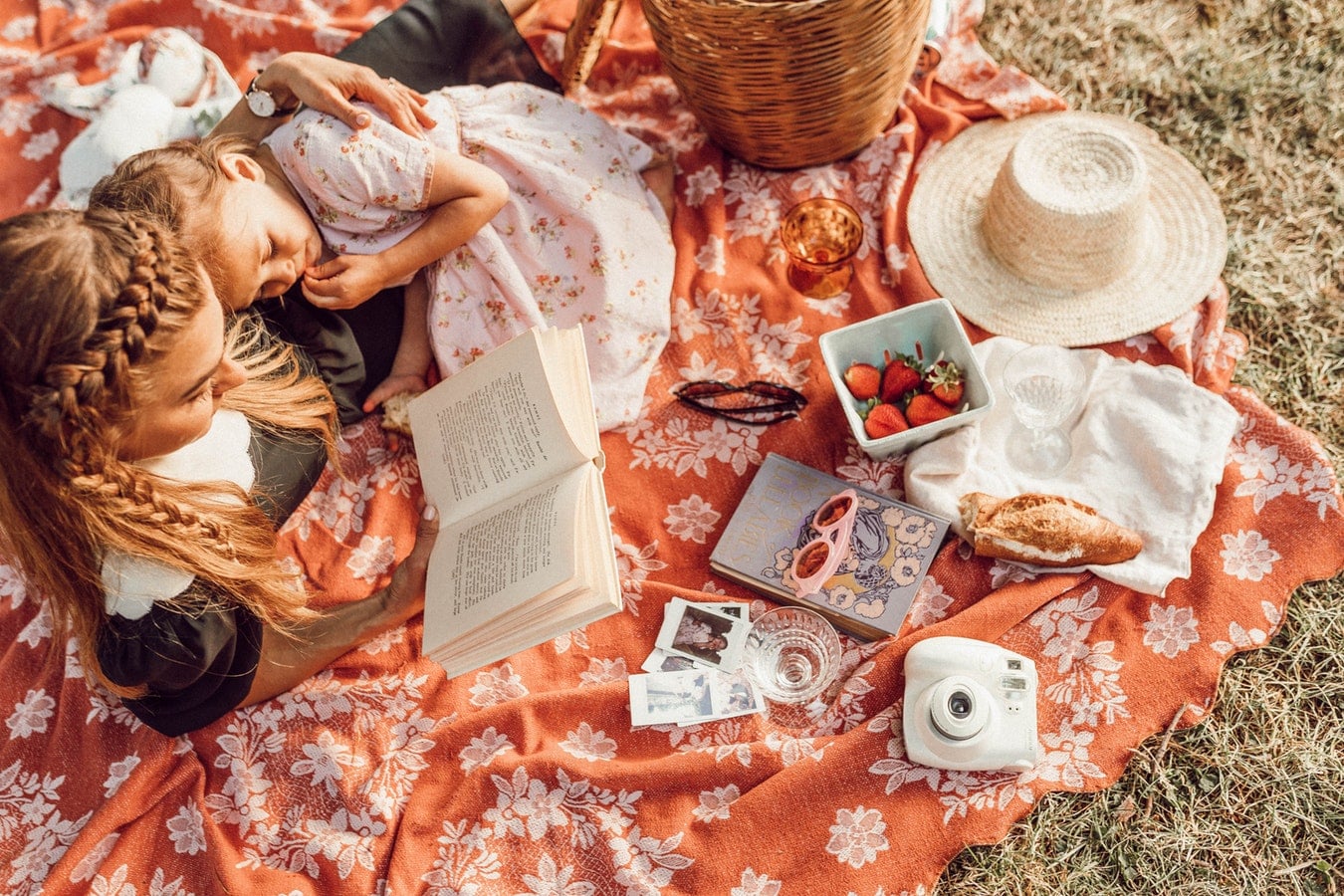 мама читает книгу дочке