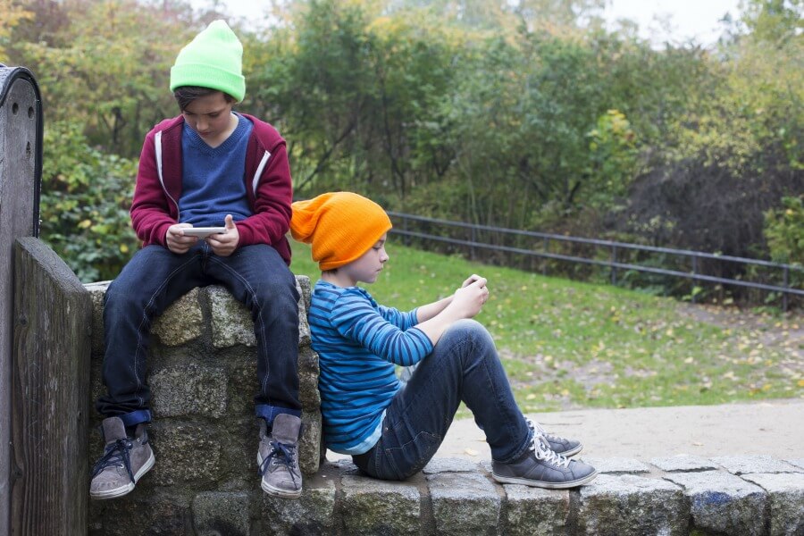 boys-with-phones