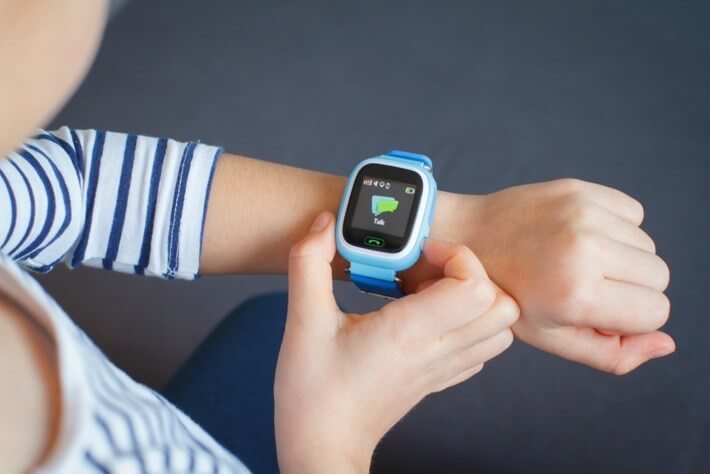 children watch phone