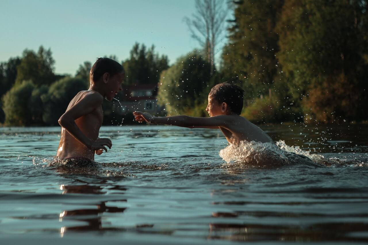 дети в речке 