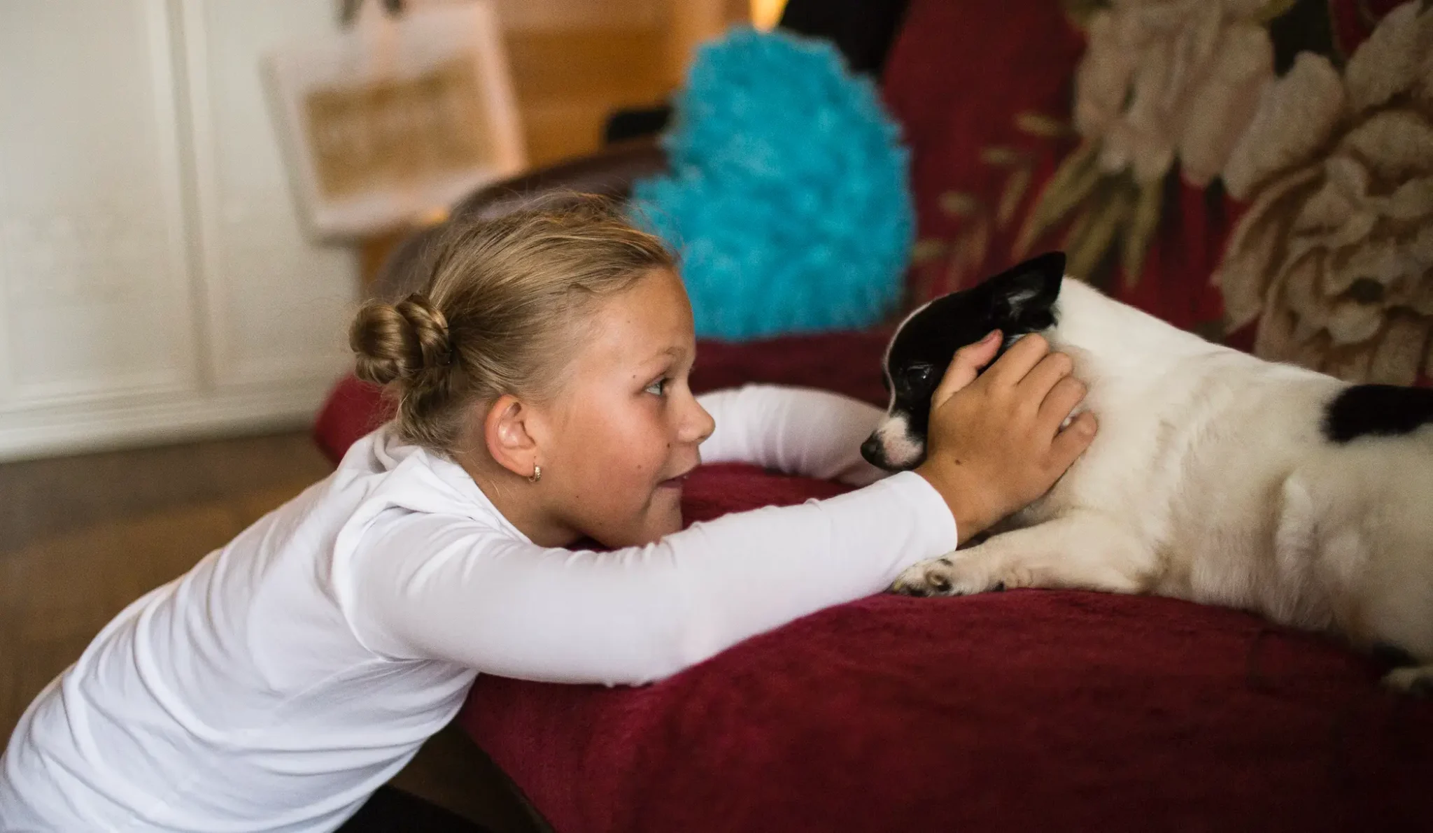 Вика с собакой Лаурой. Фото: Ольга Стриженкова для «свет.дети»