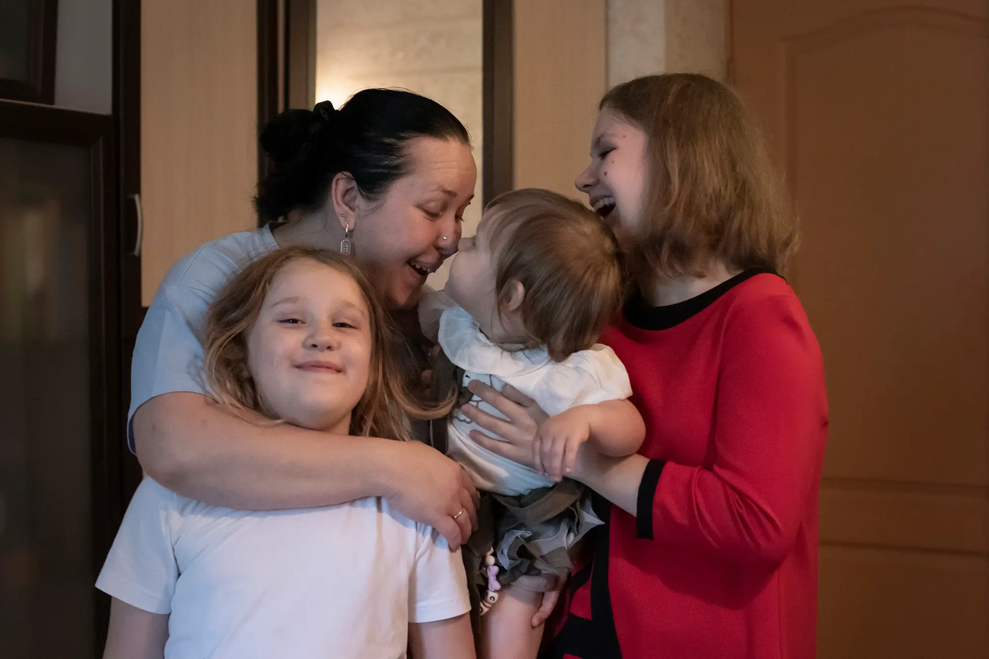 Вика с мамой и сёстрами. Фото: Екатерина Фёдорова для «свет.дети»