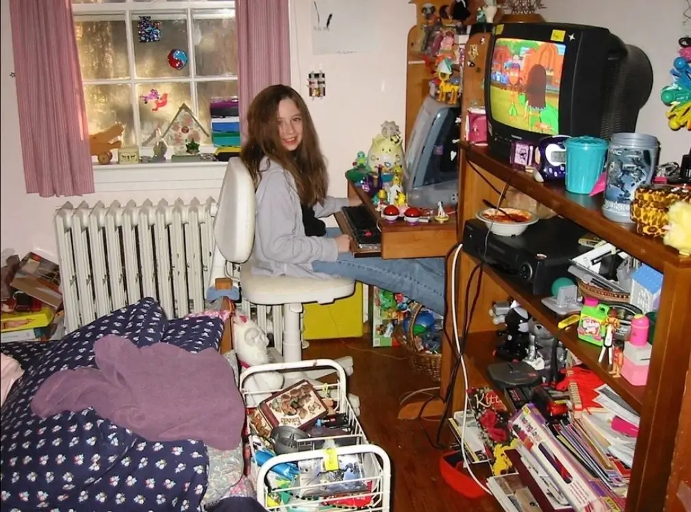 Художница Кейт Тидрих в своей комнате в 2001 году / Reddit