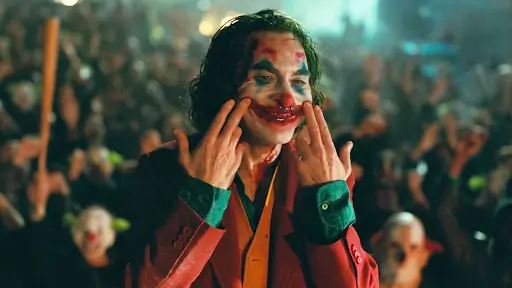 Кадр из фильма «Джокер» Подростки разрезают уголки губ, чтобы получить улыбку Джокера