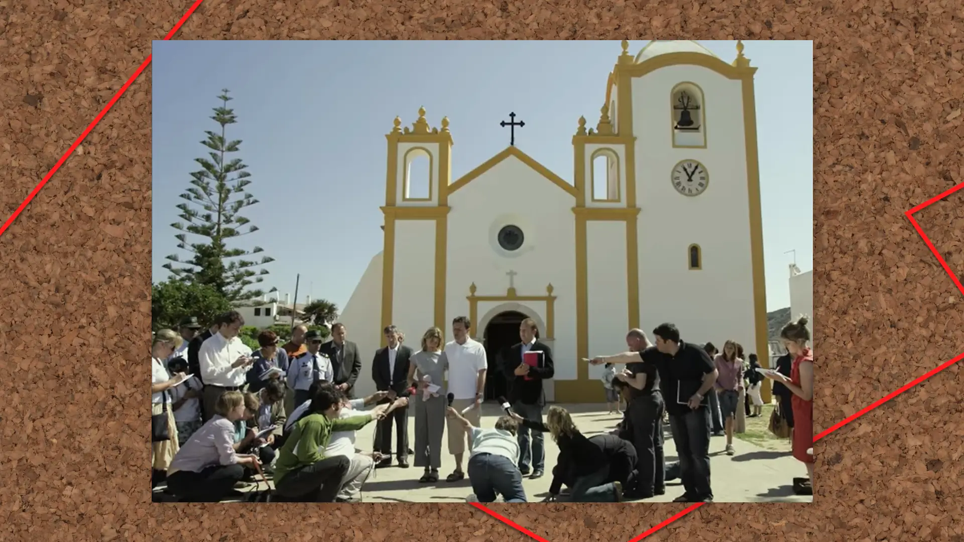 Кейт и Джерри Макканн у церкви в Прайя-да-Луш