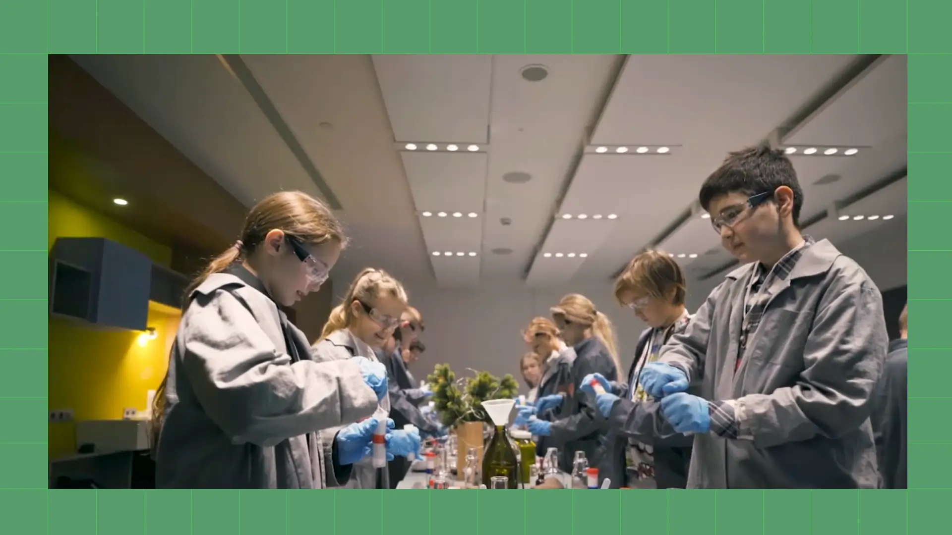 Музейный комплекс «Вселенная воды» Научный Новый год для подростков в музее «Вселенная воды». Скриншот из видео spb.sciencely.ru