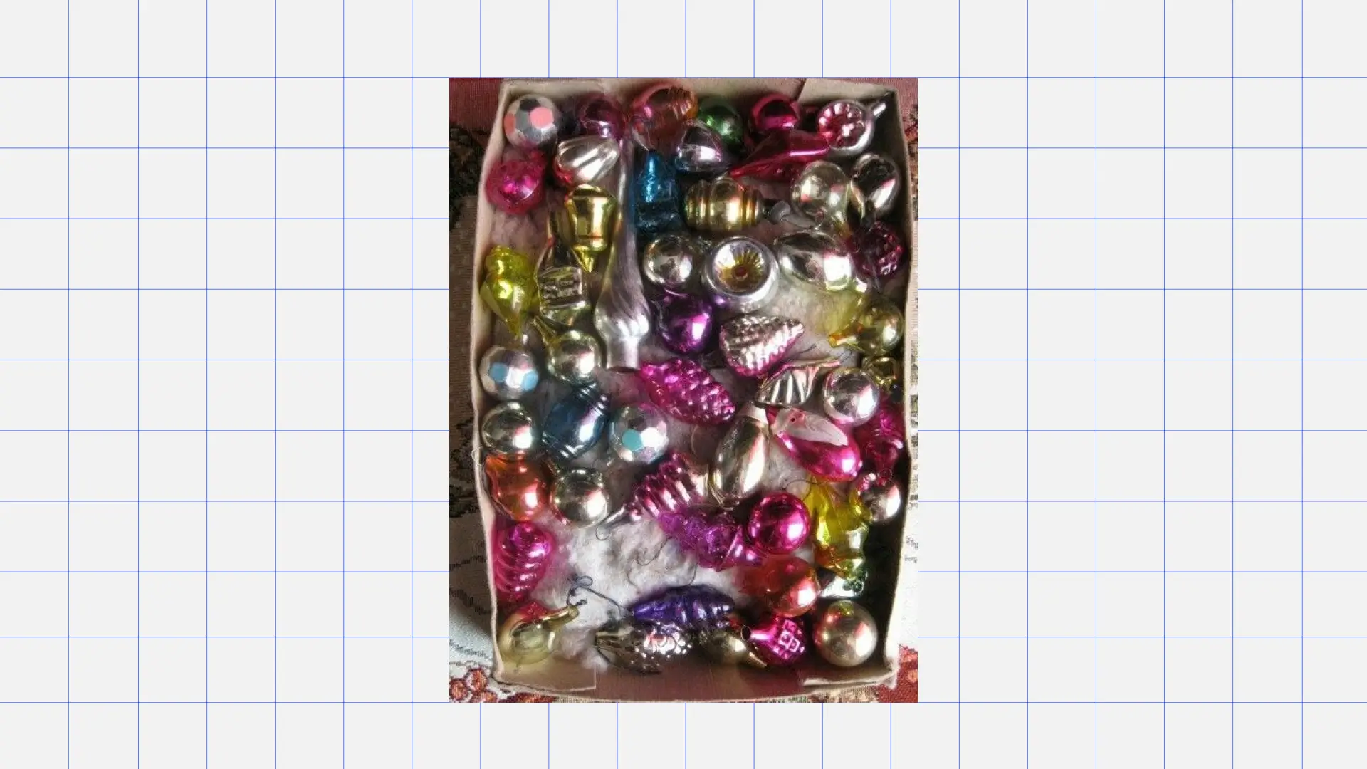 Стеклянные советские игрушки Новогодняя ностальгия. Источник: Pinterest / wwiinntteerr. Коллаж Александра Сербиненко