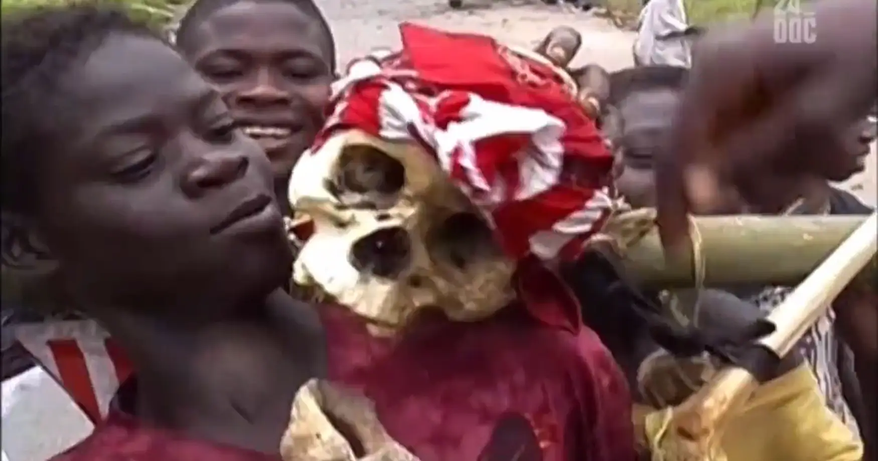 Мальчики с черепом в Либерии 