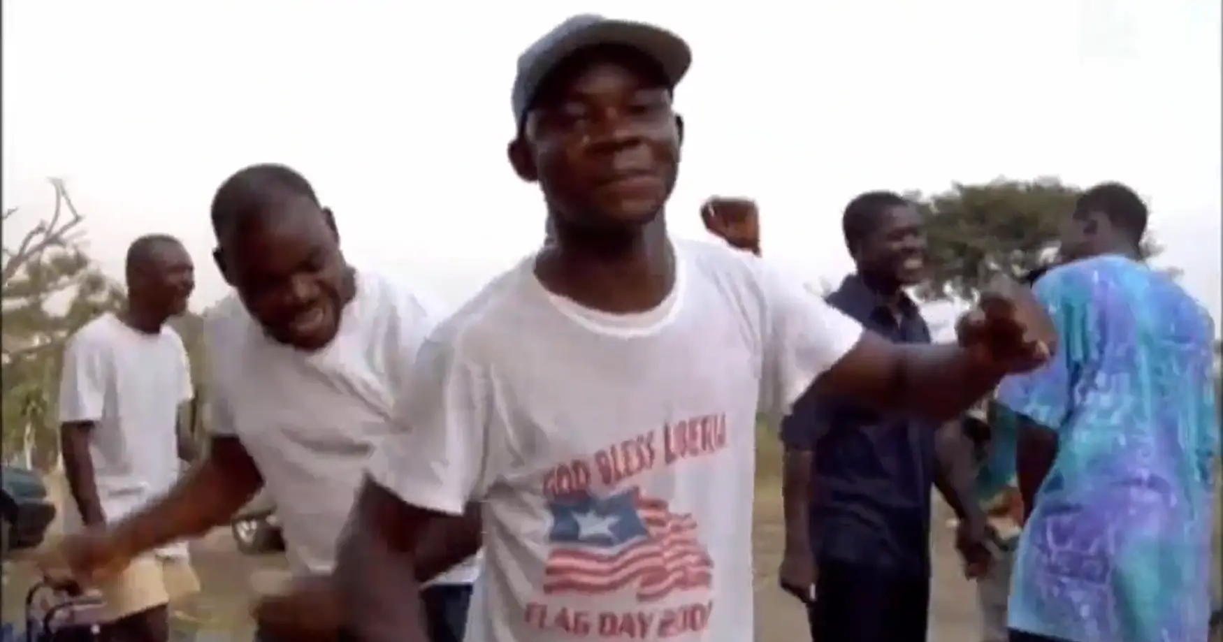 Джошуа Блайи танцует со своими бывшими солдатами, кадр из фильма «Исповедь голозадого генерала»